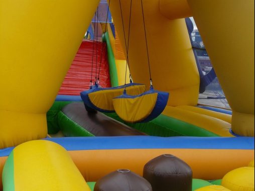 Castillos hinchables en los parques y fiesta de la espuma